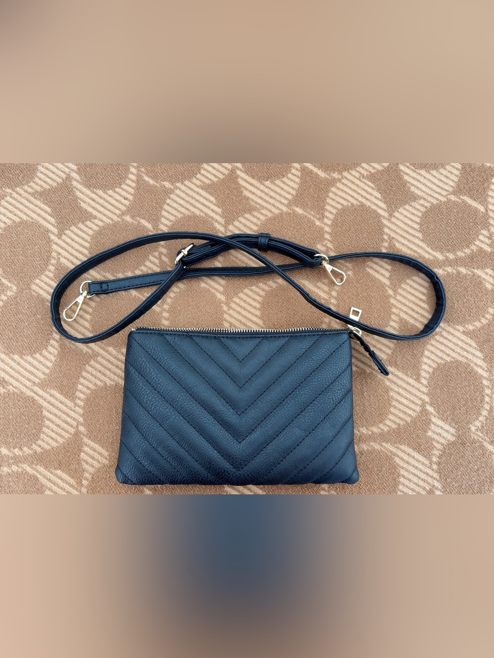 *Pre-loved* black chevron quilted crossbody